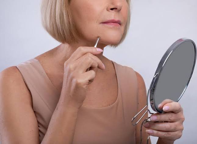 Ménopause et pilosité : pourquoi des poils apparaissent sur le visage ?